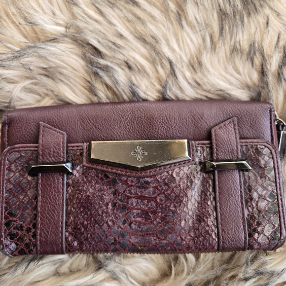 Simply Vera Vera Wang Snakeskin Shouler Bag with Wallet Burgundy - Picture 5 of 7